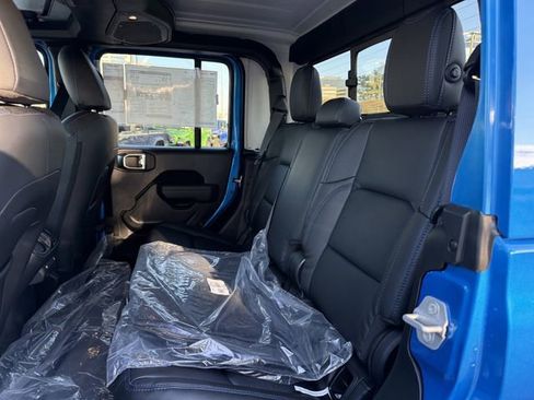 New 2025 Jeep Gladiator Sport image 17