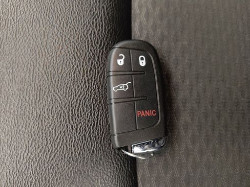 Used 2024 Jeep Compass Latitude image 32