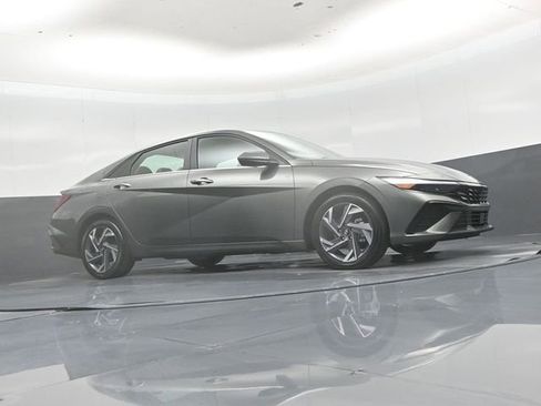 Used 2025 Hyundai Elantra SEL FWD image 38