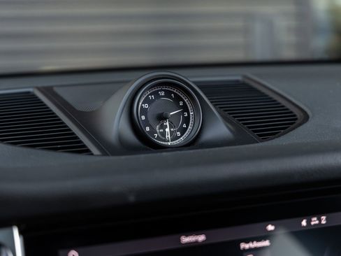 Certified 2022 Porsche Macan AWD/4WD image 28