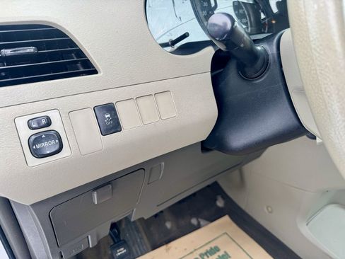 Used 2013 Toyota Sienna L image 23