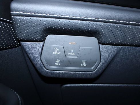Used 2025 Volkswagen Atlas Cross Sport SEL R-Line AWD/4WD image 39