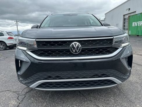 Used 2023 Volkswagen Taos SE w/ Panoramic Sunroof Package FWD image 4
