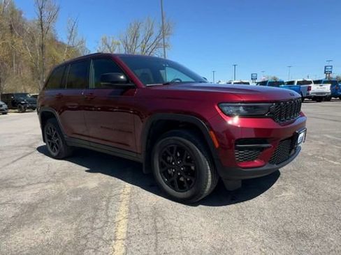 Used 2025 Jeep Grand Cherokee Altitude AWD/4WD image 2