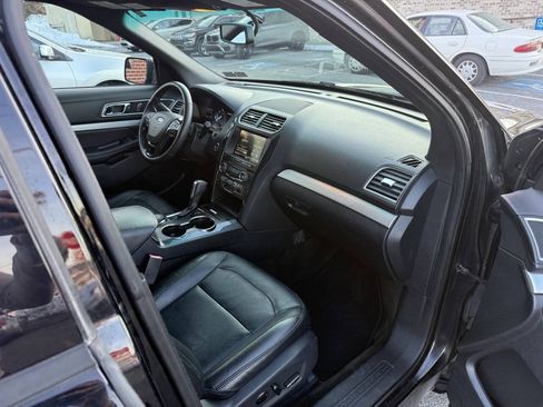 Used 2016 Ford Explorer XLT w/ Equipment Group 202A AWD/4WD image 21