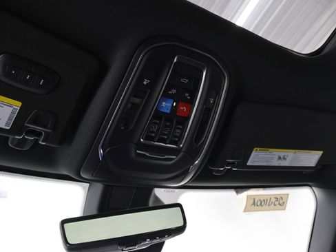 Used 2025 Jeep Grand Cherokee Limited w/ Luxury Tech Group II image 12