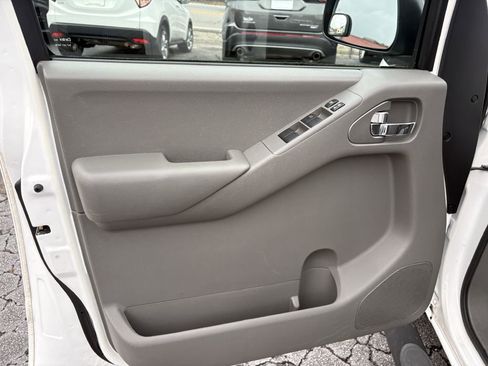 Used 2010 Nissan Frontier SE RWD image 10