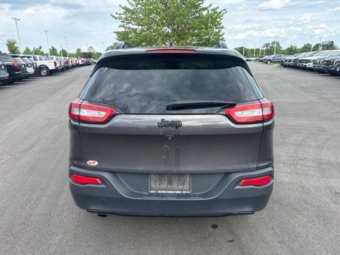 Used 2018 Jeep Cherokee Latitude w/ Altitude Package FWD image 5