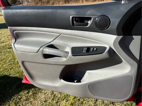 Used 2014 Toyota Tacoma 2WD Access Cab image 19