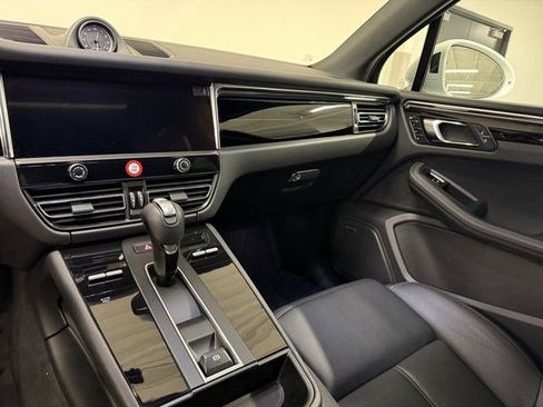 Certified 2025 Porsche Macan image 14