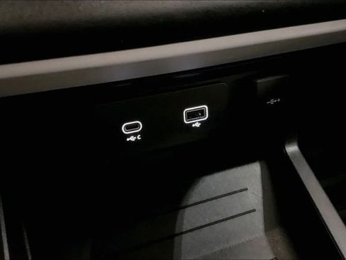 Used 2021 Land Rover Defender 110 SE image 32