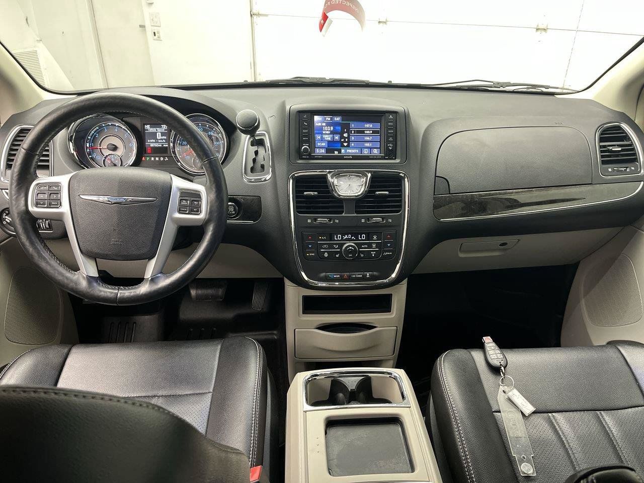 Used 2015 Chrysler Town & Country Touring-L w/ Driver Convenience Group FWD image 4