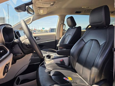 Used 2023 Chrysler Pacifica Touring-L FWD image 10