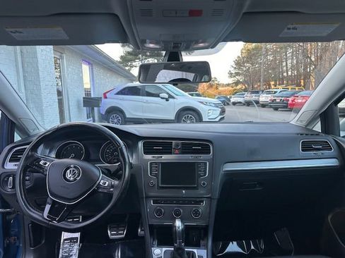 Used 2017 Volkswagen Golf Alltrack S image 16