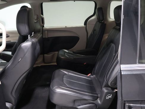 Used 2022 Chrysler Pacifica Touring-L image 19