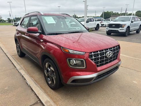 Used 2025 Hyundai Venue SEL FWD image 2