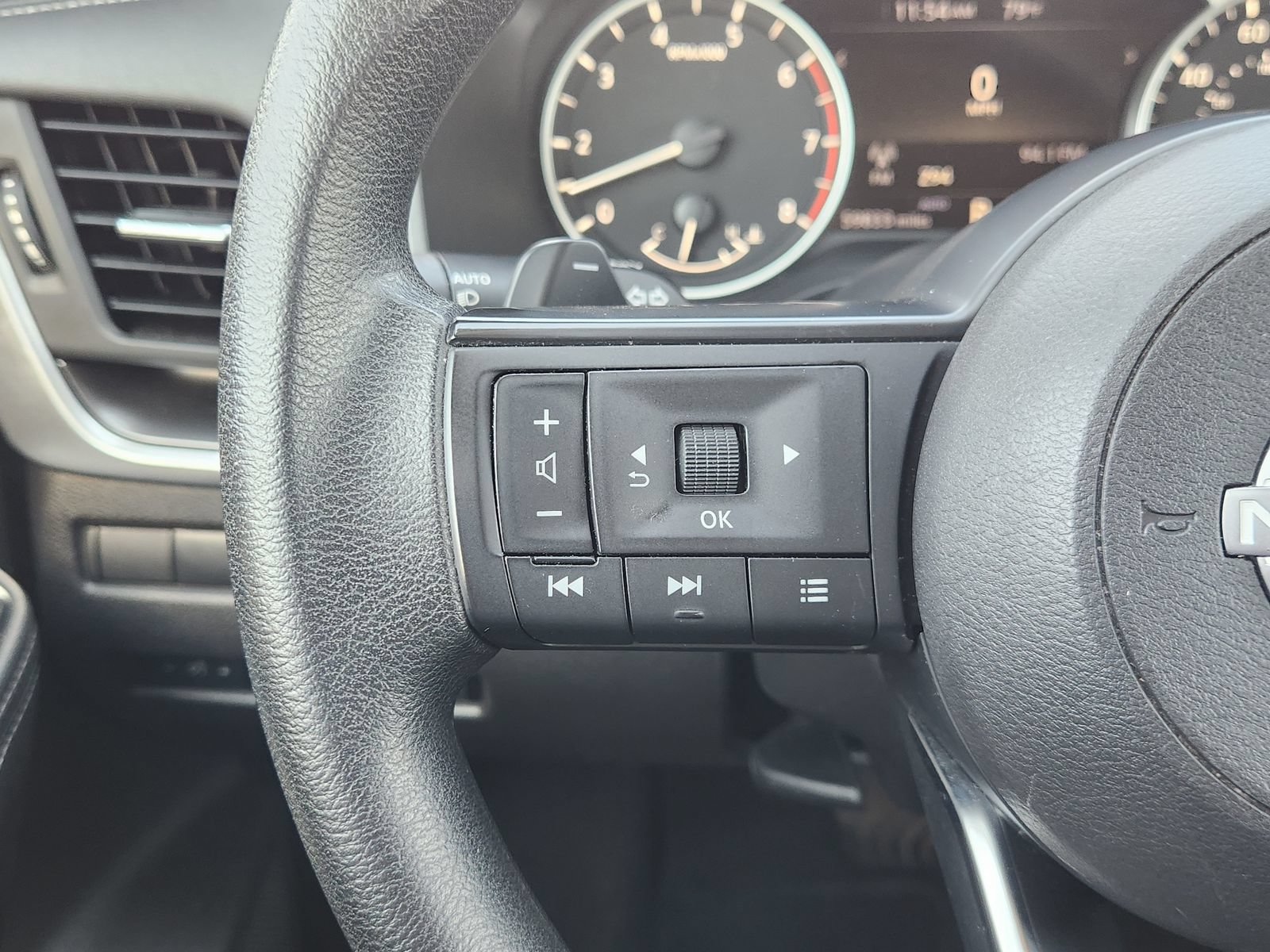 Used 2024 Nissan Rogue SV AWD/4WD image 32
