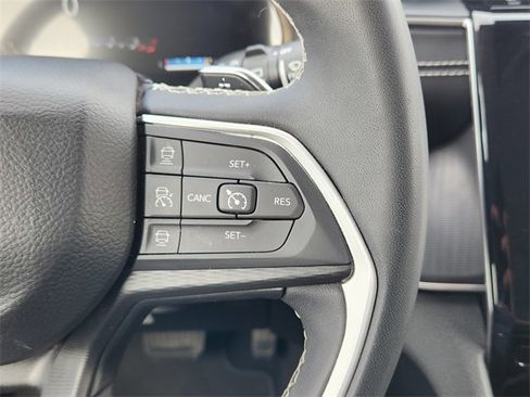 Used 2023 Jeep Grand Cherokee L Laredo image 30