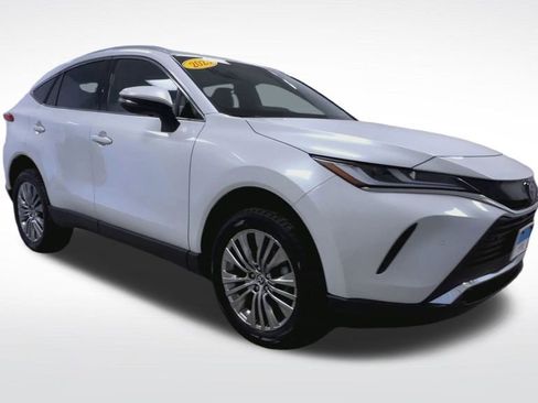 Used 2023 Toyota Venza XLE image 2