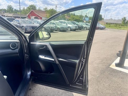Used 2018 Toyota RAV4 LE FWD image 16