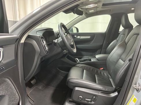 Used 2025 Volvo XC40 B5 Plus AWD/4WD image 10