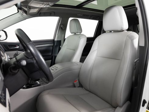 Used 2019 Toyota Highlander Limited Platinum AWD/4WD image 16