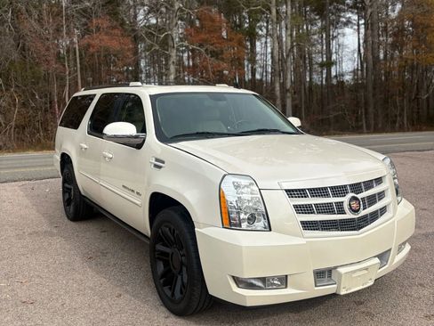 Used 2013 Cadillac Escalade ESV Premium image 2