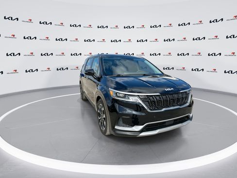 Used 2023 Kia Carnival EX image 2