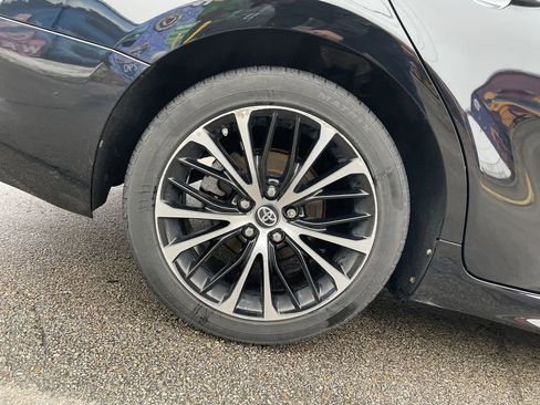 Used 2018 Toyota Camry SE w/ Moonroof Package image 12