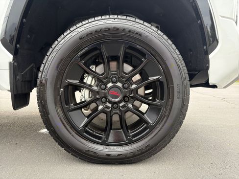 Used 2025 Toyota Tundra Platinum w/ TRD Off-Road Package AWD/4WD image 31