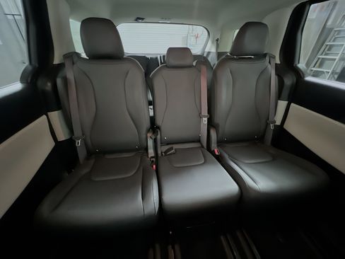 Used 2024 Kia Carnival LX FWD image 33