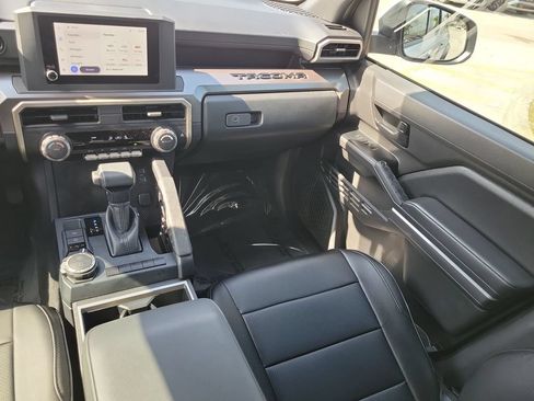 Used 2025 Toyota Tacoma SR5 AWD/4WD image 28