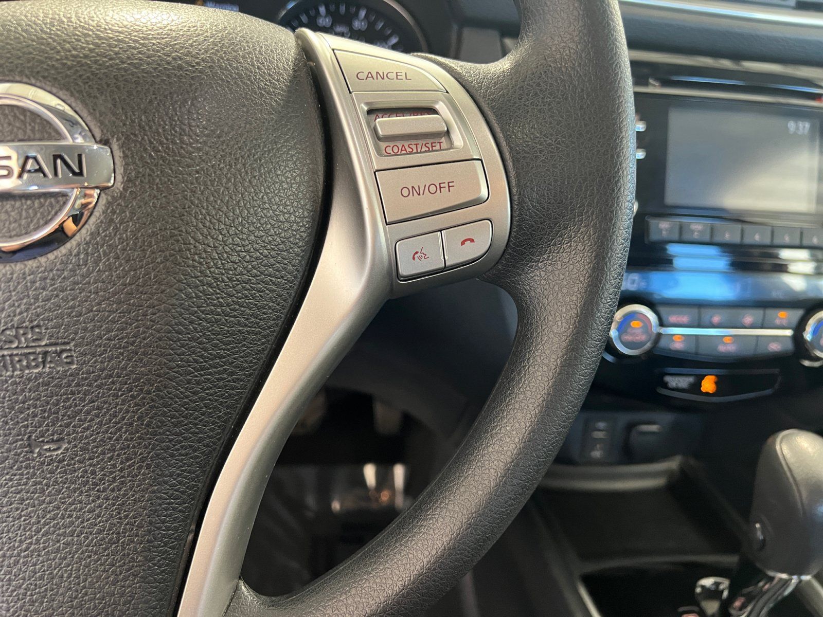 Used 2016 Nissan Rogue SV AWD/4WD image 17