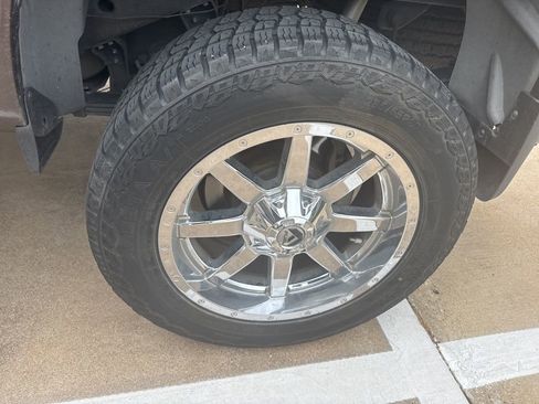 Used 2017 Nissan Titan SV image 15