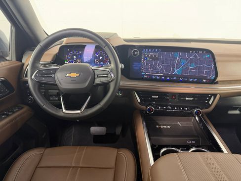 Used 2025 Chevrolet Suburban High Country image 32
