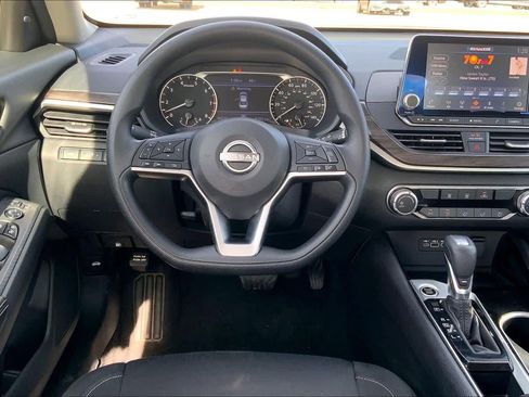 Used 2024 Nissan Altima 2.5 SV image 5