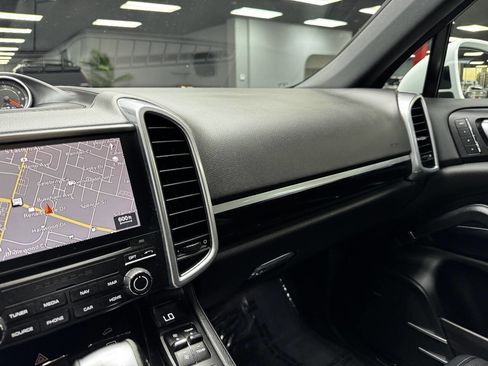Used 2018 Porsche Cayenne image 25