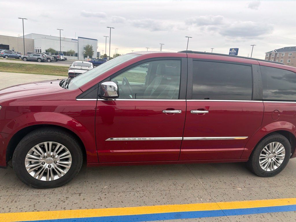 Used 2015 Chrysler Town & Country Touring-L w/ Driver Convenience Group FWD image 13