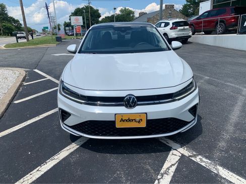 Used 2025 Volkswagen Jetta SE FWD image 2