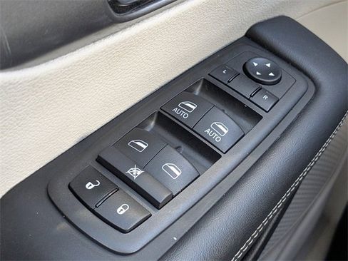 Certified 2024 Chrysler Pacifica Touring-L image 24