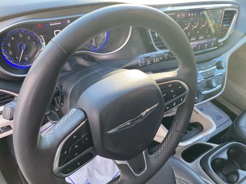 Used 2024 Chrysler Pacifica Touring-L FWD image 26