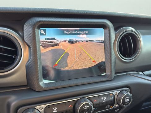 Used 2023 Jeep Gladiator Sport AWD/4WD image 16