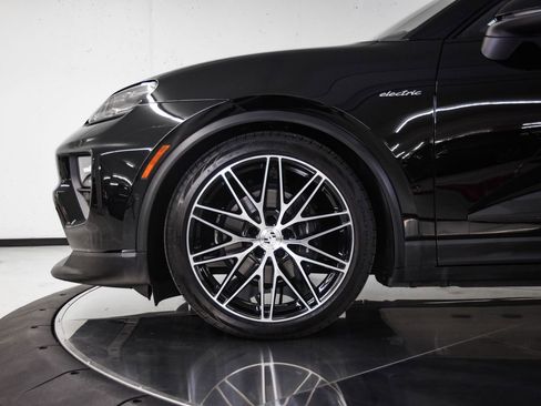 Certified 2025 Porsche Macan Electric image 11