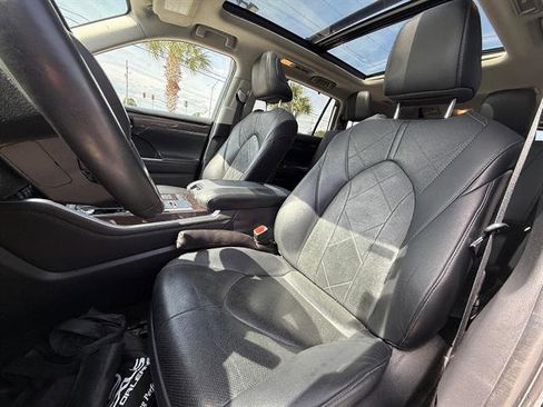Used 2021 Toyota Highlander Platinum FWD image 9