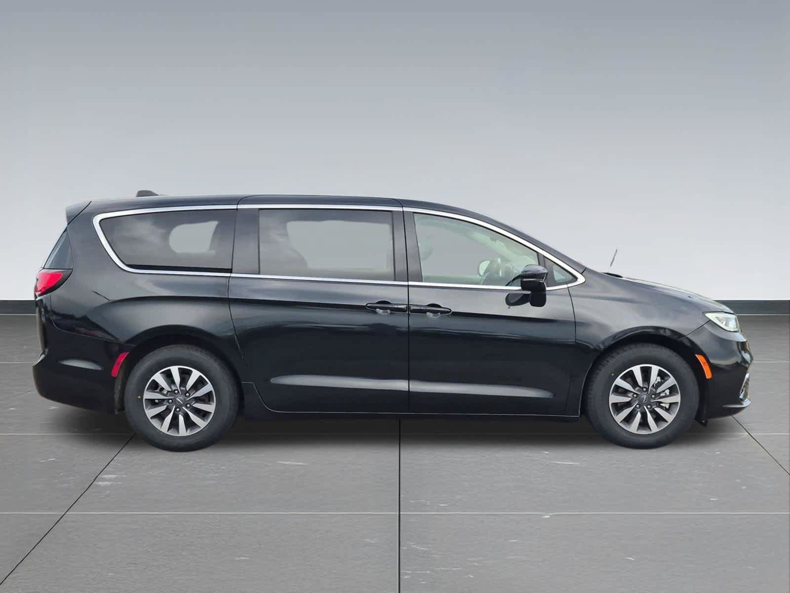 Used 2024 Chrysler Pacifica Limited FWD image 7