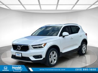 Used 2022 Volvo XC40 T4 Momentum image 1