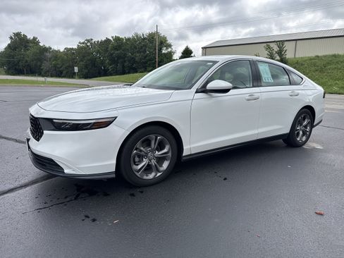 Used 2024 Honda Accord EX image 2