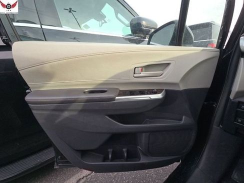 Used 2024 Toyota Sienna LE image 11