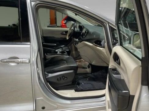 Used 2020 Chrysler Pacifica Limited image 13