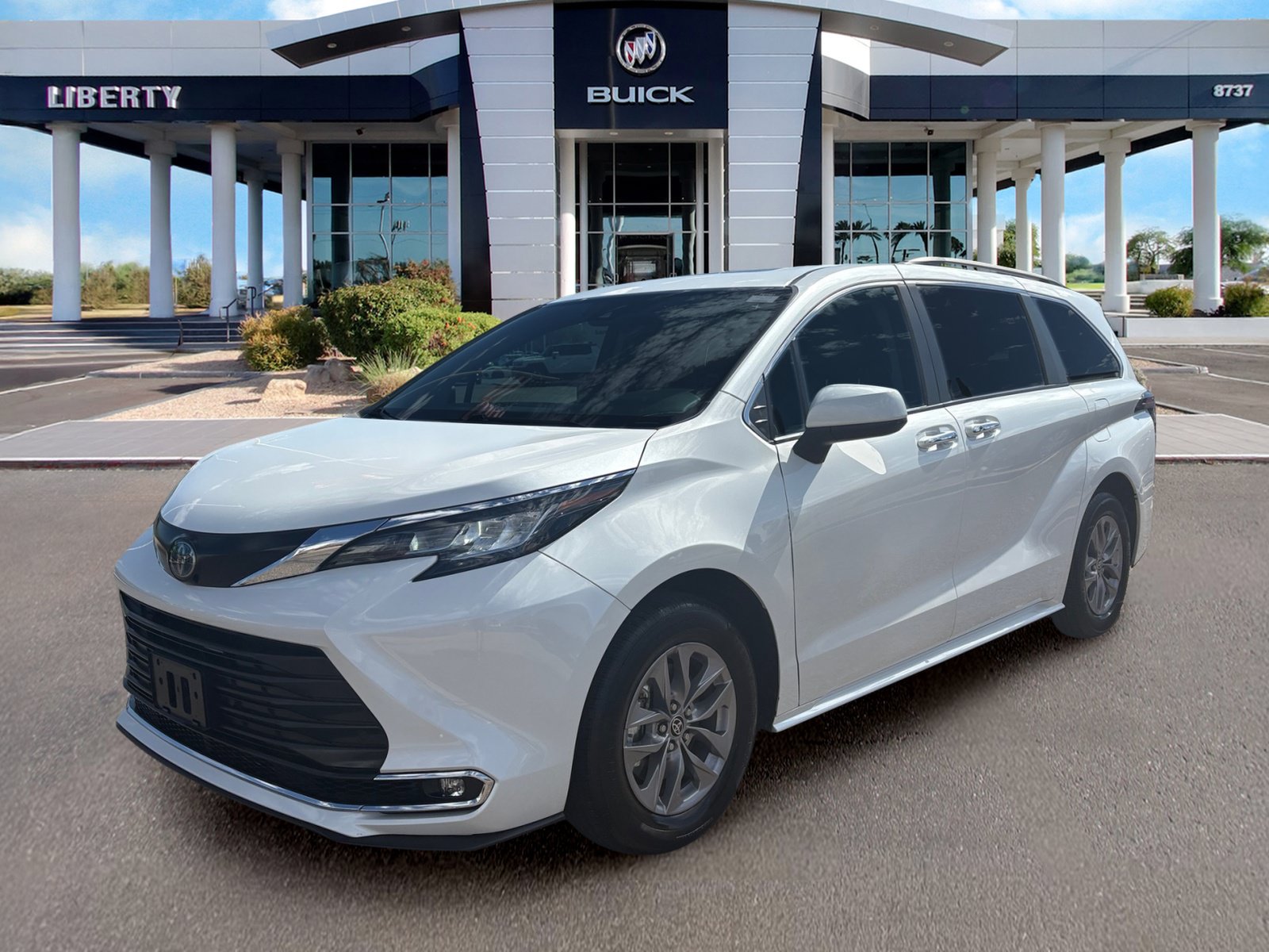Used 2023 Toyota Sienna XLE FWD image 7